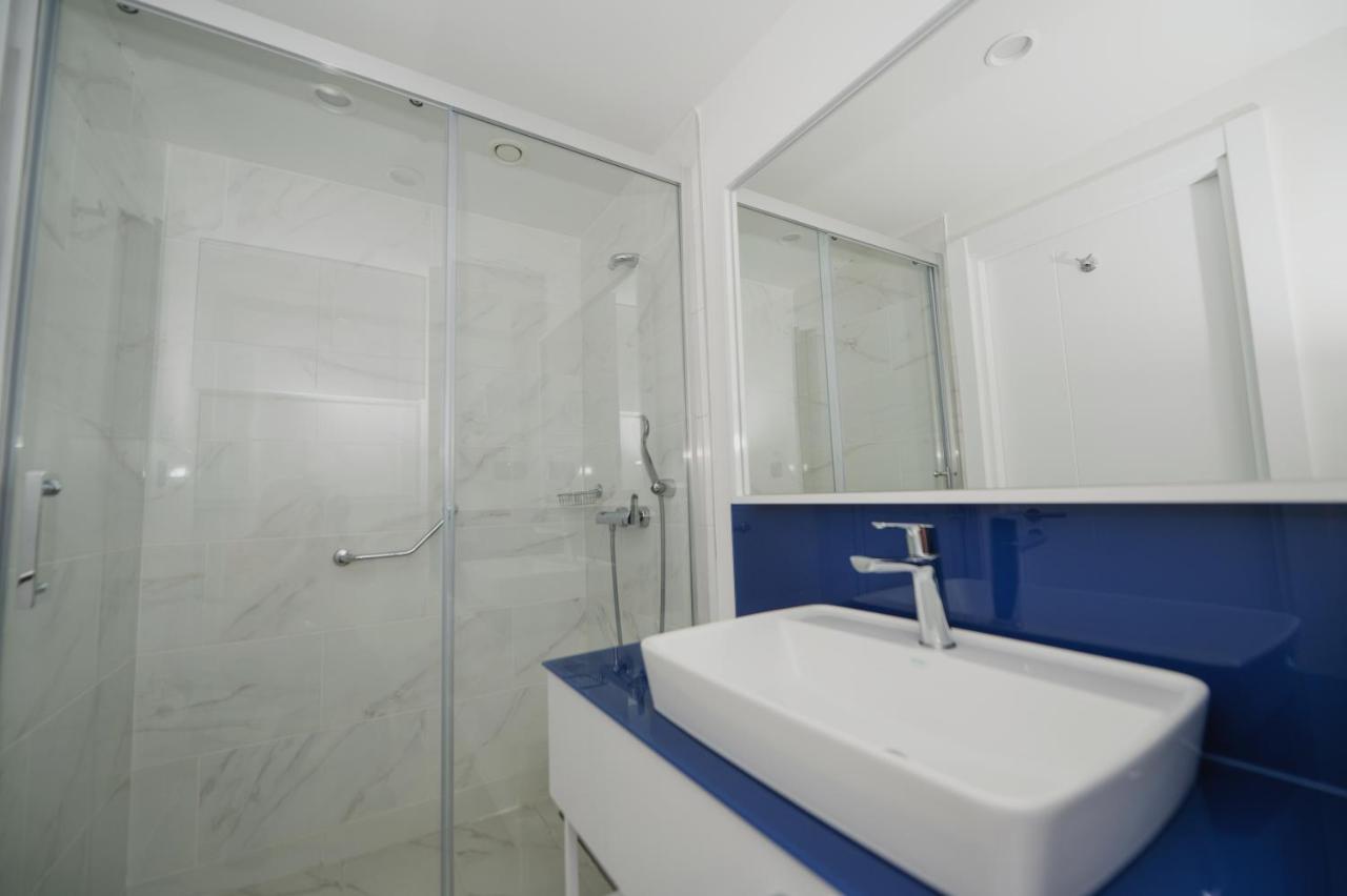 Blue Orbi City Hotel Batumi Exteriör bild